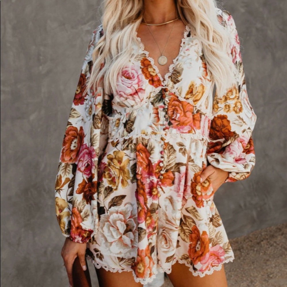 Vici FLORAL POCKETED CROCHET ROMPER size small like new condition - worn once